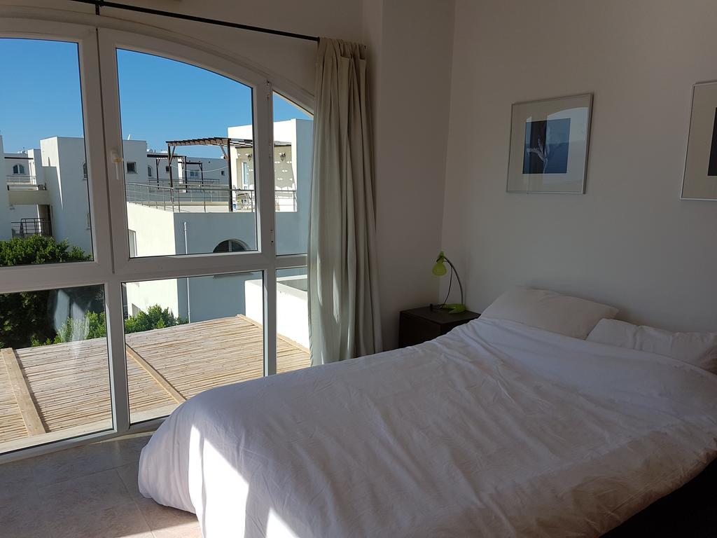 Aphrodite Beachfront Penthouse Apartment Ghaziveran 외부 사진
